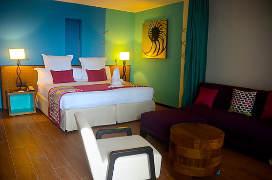 La chambre principale de la suite de luxe donne sur un petit salon.