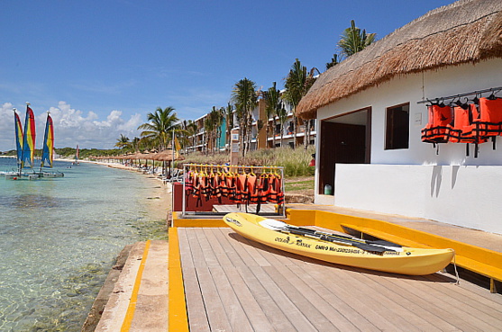 Non loin de l'Aguamarina, le Club nautique où l'on pratique la voile, la planche à voile et le kayak.