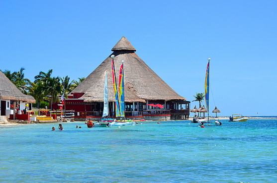 Le restaurant Las Cazuelas et le Club nautique se trouvent à quelques mètres du nouveau complexe familial.