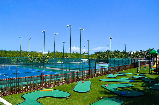 Le mini-golf et les terrains de tennis côté Aguamarina.