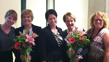 Jacinda Lowry (CM); Hélène Dion  (Club Voyages Alfa); Carolyne Doyon (CM) ; Heva Brunelle (cliente de Voyages Lachance) et Lisanne Paradis (CM). crédit photo, Club Med.