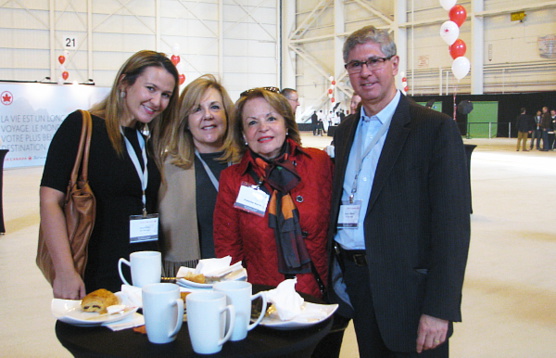 Francine Martin de Voyages Régence (en rouge) était là de bonne heure. Francine Martin de Voyages Régence (en rouge) était là de bonne heure.