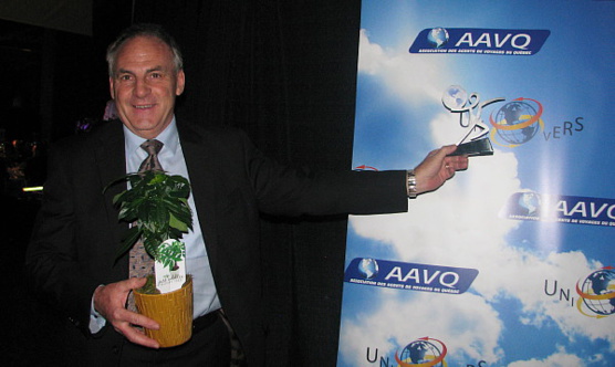 Guy Marchand directeur des ventes de VAC accepte le trophée au nom de David Côté.