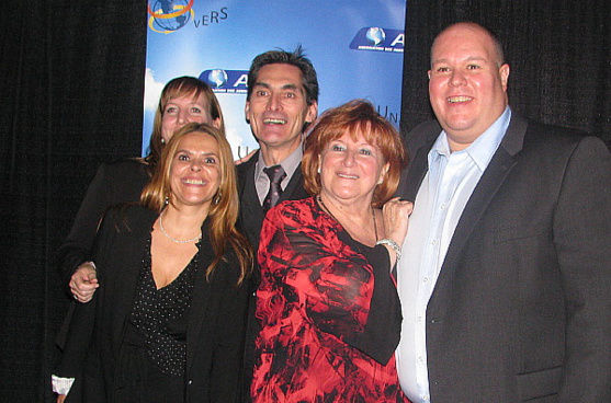 Louise Dufort d'Assurances Manuvie entourée de son équipe Louise Dufort d'Assurances Manuvie entourée de son équipe