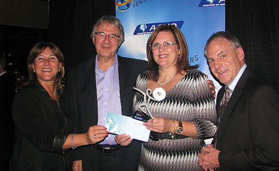 Rachel Daigneault de Marthours entourée de son associé et de Debbie Legroulx d'Air Canada et de Guy Marchand de Vacances Air Canada Rachel Daigneault de Marthours entourée de son associé et de Debbie Legroulx d'Air Canada et de Guy Marchand de Vacances Air Canada