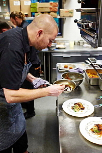 Photo de John Cullen, gracieuseté du magazine enRoute d’Air Canada. Le chef Nick Nutting, du restaurant Wolf in the Fog, à Tofino, nommé Meilleur nouveau resto canadien de 2014 par enRoute d’Air Canada (Groupe CNW/enRoute d'Air Canada Photo de John Cullen, gracieuseté du magazine enRoute d’Air Canada. Le chef Nick Nutting, du restaurant Wolf in the Fog, à Tofino, nommé Meilleur nouveau resto canadien de 2014 par enRoute d’Air Canada (Groupe CNW/enRoute d'Air Canada
