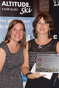 Cristelle Cormier, directrice ventes et marketing remet une des 45 plaques ''Club Excellence''