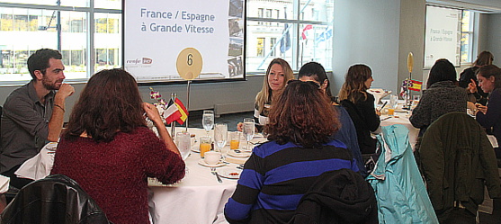 Plusieurs agents de voyage étaient curieux d'en apprendre plus sur ces nouvelles liaisons.