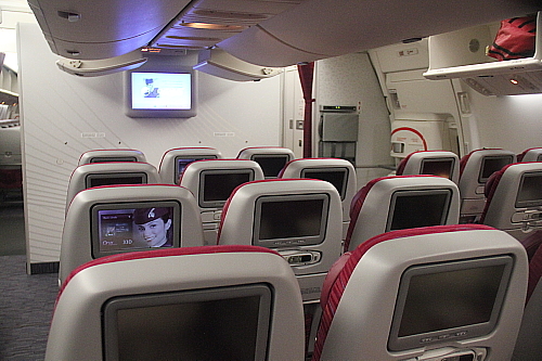 Dans ce Boeing 777, la classe économique propose une configuration de 9 sièges (3-3-3); ce qui laisse aussi plus de place aux passagers. Dans ce Boeing 777, la classe économique propose une configuration de 9 sièges (3-3-3); ce qui laisse aussi plus de place aux passagers.