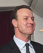 Le sommelier pour toute la compagnie Qatar Airways est un Canadien, M. James Clur. Le sommelier pour toute la compagnie Qatar Airways est un Canadien, M. James Clur.