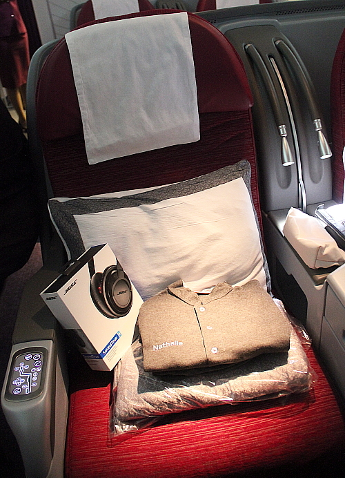 Chaque passager de la classe Affaires reçoit toujours un pyjama. Exceptionnellement, les nôtres avaient été personnalisés pour l'occasion. Chaque passager de la classe Affaires reçoit toujours un pyjama. Exceptionnellement, les nôtres avaient été personnalisés pour l'occasion.