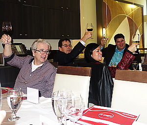 De nombreux chefs de réseau ont trinqué à la santé de Vacances Sunquest. De nombreux chefs de réseau ont trinqué à la santé de Vacances Sunquest.