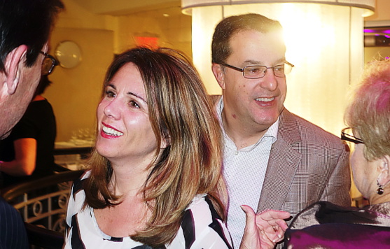 Gina Mallamo et Marty Aragones de Melia Cuba en pleine conversation Gina Mallamo et Marty Aragones de Melia Cuba en pleine conversation