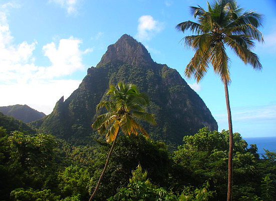 Sainte-Lucie est une île d'origine volcanique, notamment réputée pour ses fameux Pitons, classés au Patrimoine mondiale de l'Unesco