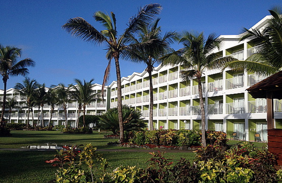 Réparti en deux sections (adultes et familles), l'hôtel Coconut Bay compte 250 chambres, un parc aquatique, plusieurs piscines et 3 restaurants à la carte.