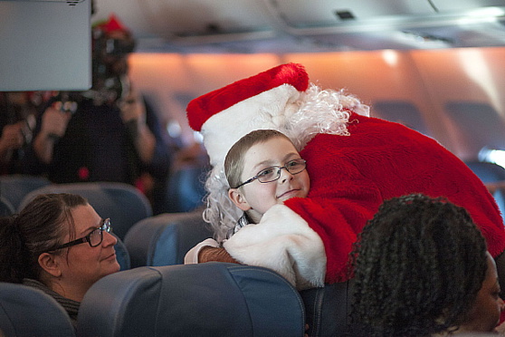 Air Transat et la Fondation Rêves d’enfants célèbrent dix ans de partenariat et permettent à une centaine d’enfants malades de s’envoler à la recherche du père Noël Air Transat et la Fondation Rêves d’enfants célèbrent dix ans de partenariat et permettent à une centaine d’enfants malades de s’envoler à la recherche du père Noël