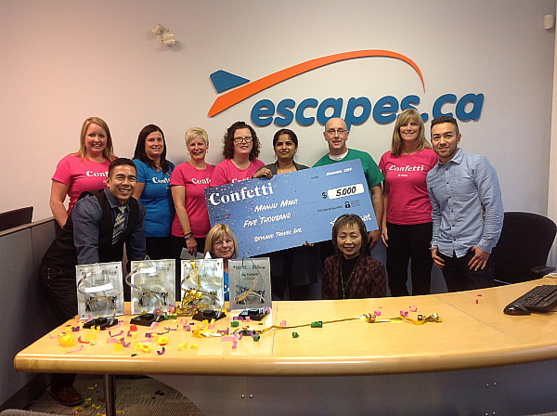 La gagnante, Manju Maniyan de Skyland Travel Inc., entourée des équipes commerciales de Transat et Escapes.ca La gagnante, Manju Maniyan de Skyland Travel Inc., entourée des équipes commerciales de Transat et Escapes.ca