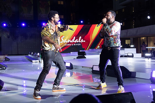 Le légendaire auteur-compositeur-interprète jamaïcain, Shaggy, revigore la foule aux côtés de l’artiste jamaïcain de dancehall, Teejay, lors de la grande cérémonie d’ouverture de Sandals Dunn’s River.