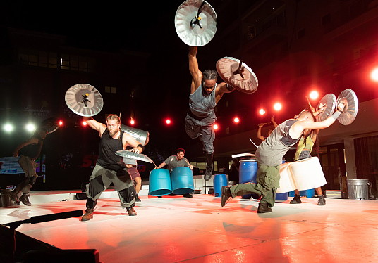 La distribution internationale de STOMP présente son spectacle inventif au rythme de la Jamaïque lors de la grande cérémonie d’ouverture de Sandals Dunn’s River.