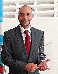Lors de cette cérémonie, Amr Younes, vice président national des ventes de Vacances Air Canada, a reçu un trophée commémorant ce premier vol au départ de Montréal. Lors de cette cérémonie, Amr Younes, vice président national des ventes de Vacances Air Canada, a reçu un trophée commémorant ce premier vol au départ de Montréal.