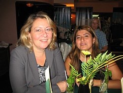 Dans l'assistance, Lynne Lemay directrice générale et Jennifer Santa Cruz représentante de Caribe Sol