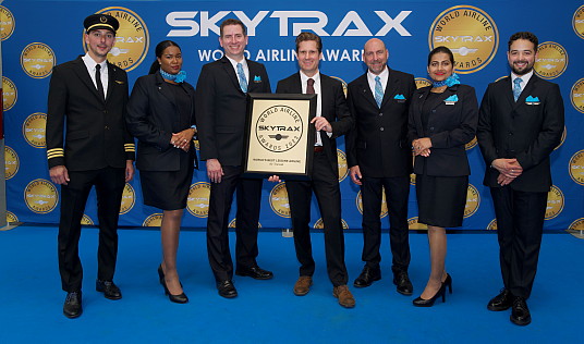 Équipe Air Transat : Pierre-Olivier Lauret, pilote, Claudia Obed Larosilière, directrice de vol, Frédéric Nappert, spécialiste, systèmes et standards, Marc-Philippe Lumpé, chef des opérations, Stéphane Sanche, directeur de vol, Anupreet Kaur, superviseure, service en vol et Nicolas Sarganis, agent de bord