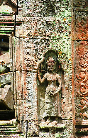 Les danses traditionnelles s'inspirent des sculptures et bas-reliefs qu'on retrouve sur les temples.