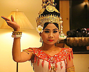 La danse traditionnelle cambodgienne a aussi été classée au Patrimoine immatériel de l'humanité, en 2003.