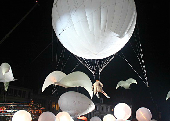 Le ballet aérien "l'Envolée chromatique", présenté sur la Grande Place. Le ballet aérien "l'Envolée chromatique", présenté sur la Grande Place.