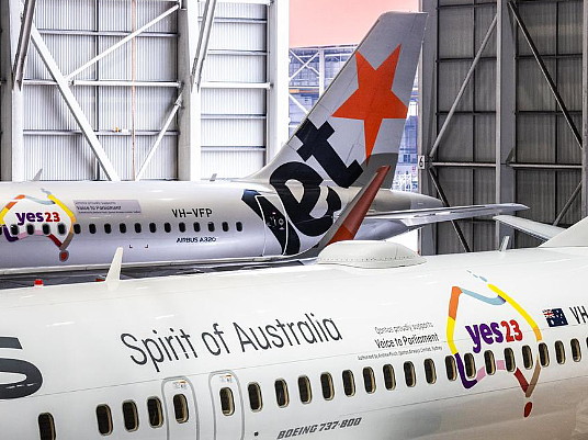 Qantas affiche sa position dans le débat politique de l'heure en Australie Qantas affiche sa position dans le débat politique de l'heure en Australie