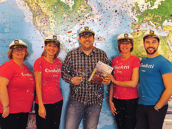 Une vague de confettis déferle sur le gagnant du programme de récompenses de Transat  Une vague de confettis déferle sur le gagnant du programme de récompenses de Transat