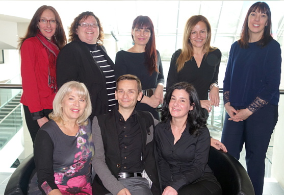 Nathalie Demontigny, Coordonnatrice des ventes ; Anne-Marie Cariou, Directrice des opérations, Carte Postale Tours; Marie-Eve Derouin, Directrice Division Méditerranée & Europe; Penny Mastrogiannis, Directrice produits Asie, Moyen Orient, Grèce; Sonia Fabris, Superviseur des Réservations Exotik Tours et Boomerang Tours -  Assis : Lina Côté, Directrice des ventes TravelBrands ; David Boigné, Vice-président des produits Spécialisés ; Eva Gobeil, Chef de produit Afrique, Océan Indien et Amérique Sud.