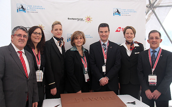 M. Beat Kaser, Consul général de Suisse à Montréal (à gauche) en compagnie de l'équipe de Swiss Airlines. M. Beat Kaser, Consul général de Suisse à Montréal (à gauche) en compagnie de l'équipe de Swiss Airlines.