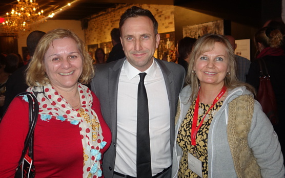 Le comédien Jean-Michel Duffaux entouré de Ursula Beamish-Mader et Evelyn Lafone de Suisse Tourisme Le comédien Jean-Michel Duffaux entouré de Ursula Beamish-Mader et Evelyn Lafone de Suisse Tourisme