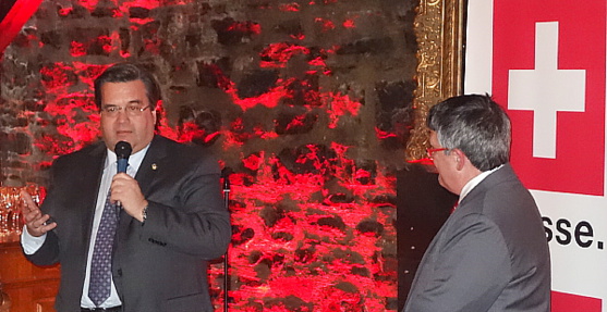 Le maire de Montréal Denis Coderre et le Consul général de Suisse à Montréal M. Beat Kaser. Le maire de Montréal Denis Coderre et le Consul général de Suisse à Montréal M. Beat Kaser.