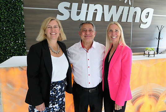 Marie-Josée Carrière, directrice marketing Québec; Sam Char, vice-président exécutif de Sunwing Québec et Lyne Chayer, directrice générale Québec. Marie-Josée Carrière, directrice marketing Québec; Sam Char, vice-président exécutif de Sunwing Québec et Lyne Chayer, directrice générale Québec.