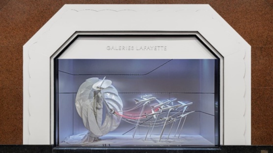 Air France s’expose dans les vitrines des Galeries Lafayette pour célébrer 90 ans d’élégance Air France s’expose dans les vitrines des Galeries Lafayette pour célébrer 90 ans d’élégance