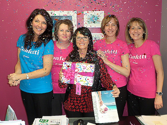 Mylène Arcand entourée de l'équipe des ventes de Vacances Transat Mylène Arcand entourée de l'équipe des ventes de Vacances Transat