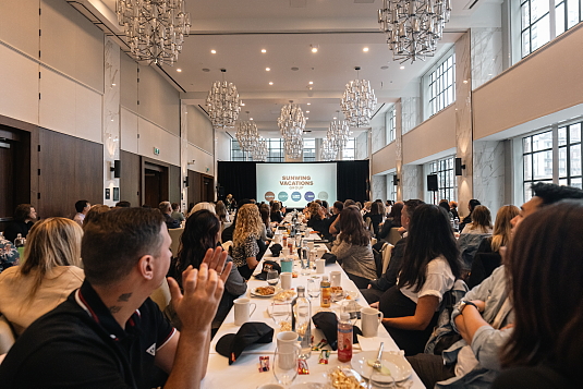 Présentation du Groupe de Vacances Sunwing : '' les plus grandes marques de vacances en Amérique du Nord, sous un même toit '' Présentation du Groupe de Vacances Sunwing : '' les plus grandes marques de vacances en Amérique du Nord, sous un même toit ''