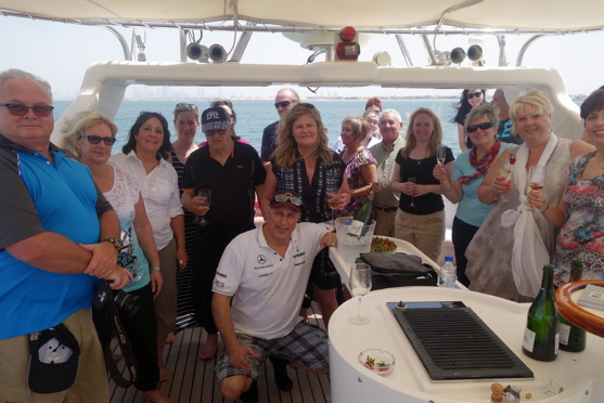 Une partie du groupe quittant La Dubaï Marina à bord d'un yacht privé pour une croisière au large de l'hôtel Burj Al Arab Une partie du groupe quittant La Dubaï Marina à bord d'un yacht privé pour une croisière au large de l'hôtel Burj Al Arab