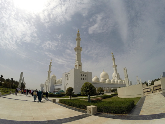 Les participantes à l'éducotour de Go Dubai revêtent l'abaya pour la visite d'une incroyable mosquée 