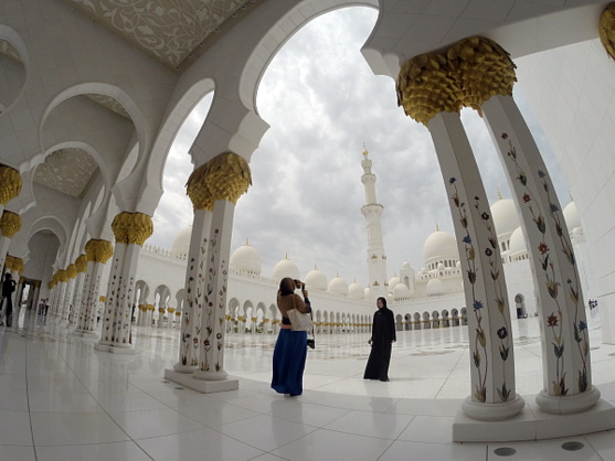 Les participantes à l'éducotour de Go Dubai revêtent l'abaya pour la visite d'une incroyable mosquée  Les participantes à l'éducotour de Go Dubai revêtent l'abaya pour la visite d'une incroyable mosquée