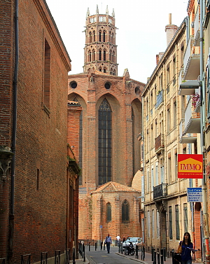 Au milieu des rues médiévales surgit le clocher de la basilique Saint-Sernin