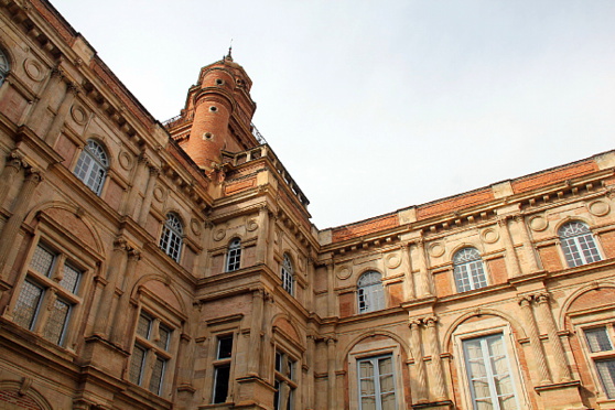 Le commerce du pastel a permis la construction de nombreux hôtels particuliers comme l'Hôtel d'Assézat, qui abrite le musée de la Fondation Bemberg