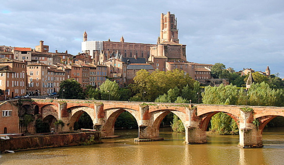 Albi possède des petits airs toscans, notamment au bord du Tarn