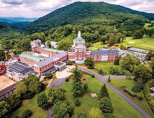 Situé au sein des montagnes Allegheny, le Omni Homestead Resort offre aux visiteurs un séjour tout en élégance. Photo: Omni Homestead Resort