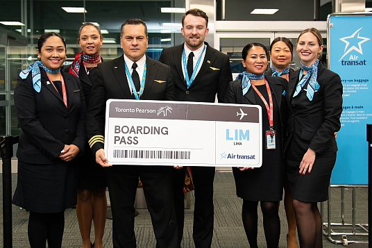 L'équipage du vol inaugural de Toronto vers Lima opéré par Air Transat