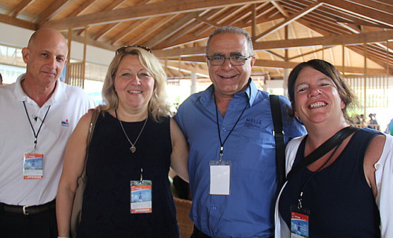 Lyne Lemay et Danielle Frappier (de Caribe Sol), en compagnie de Jose Manuel Bisbé York (Havanatur) et Narciso Sotolongo (Melia)