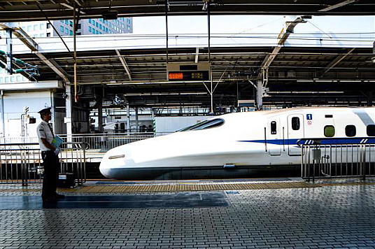 Shinkansen (TGV), photo avec l’aimable autorisation de Fikri Rasyid, Unsplash