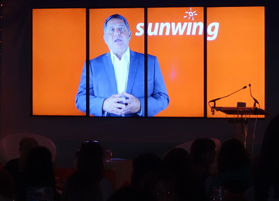 En déplacement à Toronto, c'est par le biais d'une vidéo que Sam Char , directeur exécutif de Sunwing, a adressé un mot de bienvenue aux invités. En déplacement à Toronto, c'est par le biais d'une vidéo que Sam Char , directeur exécutif de Sunwing, a adressé un mot de bienvenue aux invités.